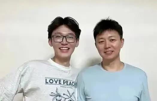 54岁的刘奕君最近被拍到和闺女一起打高尔夫球，父女俩在球场上你来我往，打得挺热闹