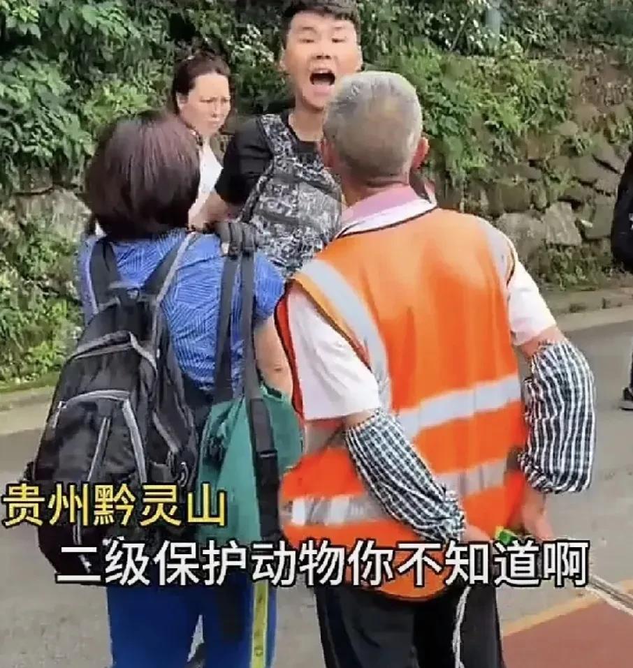 大爷能管泼猴，谁能管管这个泼皮？黔灵山景区老大爷，用弹弓驱赶、管理猴子，被一名