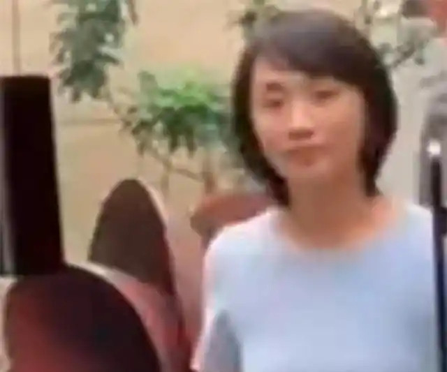 胡歌带黄曦宁逛街，小腹明显隆起，网友：感觉又有喜了
