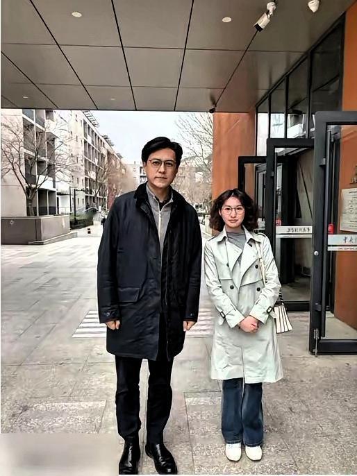 靳东身边现“神秘美女”？真相藏在妻子旧照里家人们，49岁靳东又被传身边有“