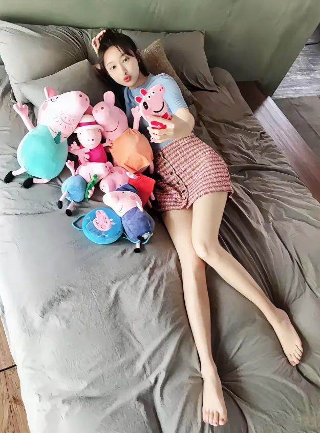 张俪，170cm，光脚躺床上和小猪佩奇玩自拍，好美啊，超级萌萌哒！