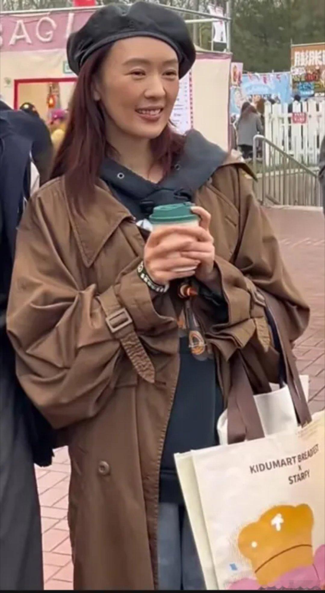 童瑶本人和电视上差别好大！4月9日，有网友在北京面包节偶遇演员童瑶。她当天身穿咖