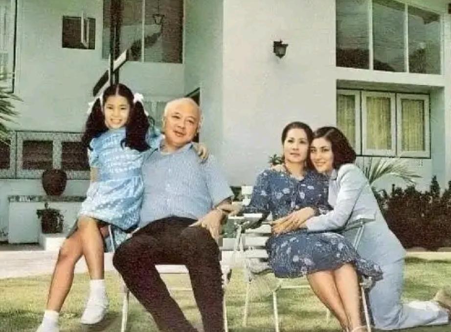 颂妃拥抱着妈妈，妈妈的眼里的爱意满格；帕公主拥抱着颂妃，颂妃满眼都是帕公主；