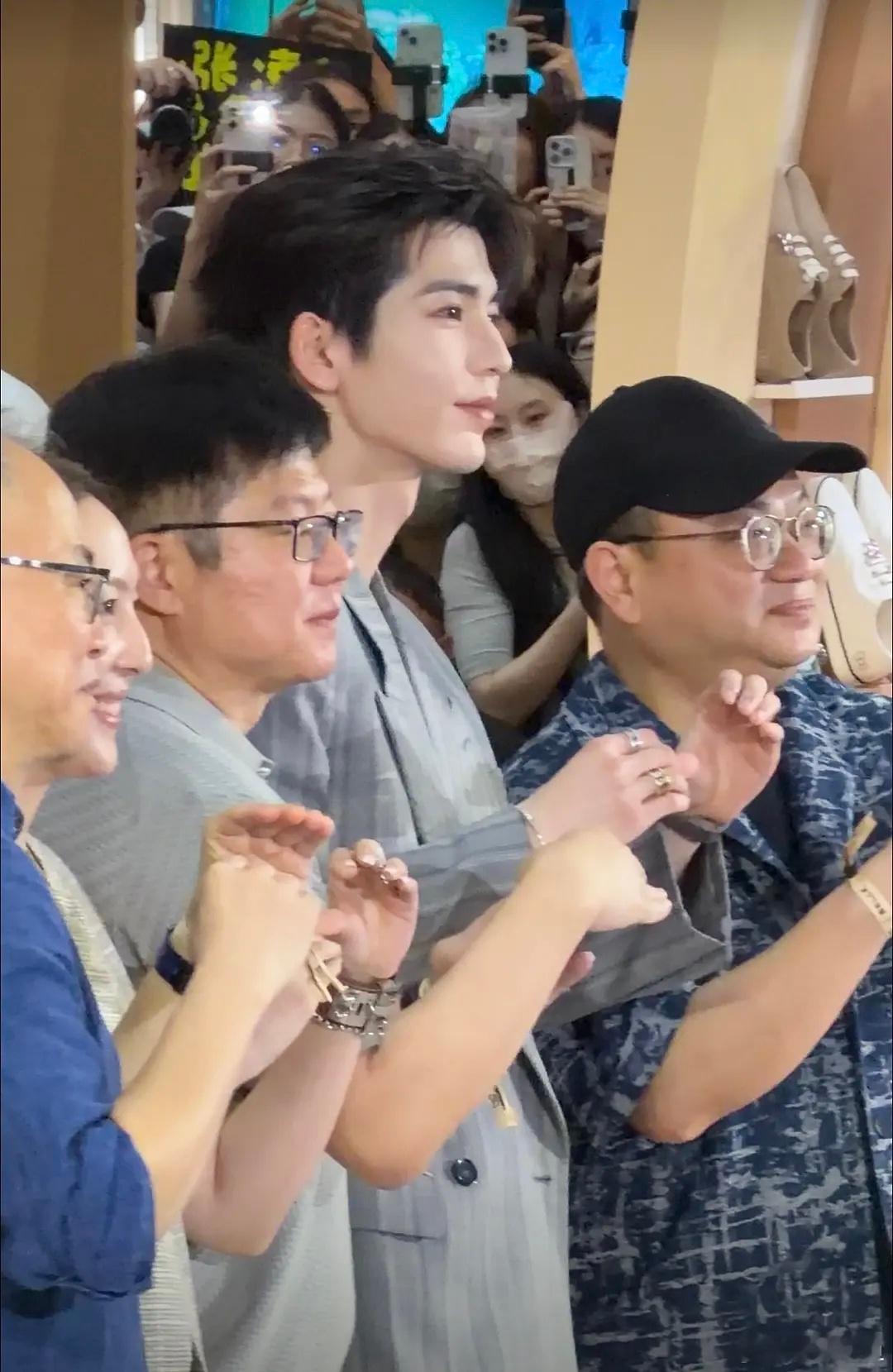 张凌赫原相机能帅成这样，真人肯定更帅，因为原相机会丑化人，哪怕小婴儿原相机拍出来