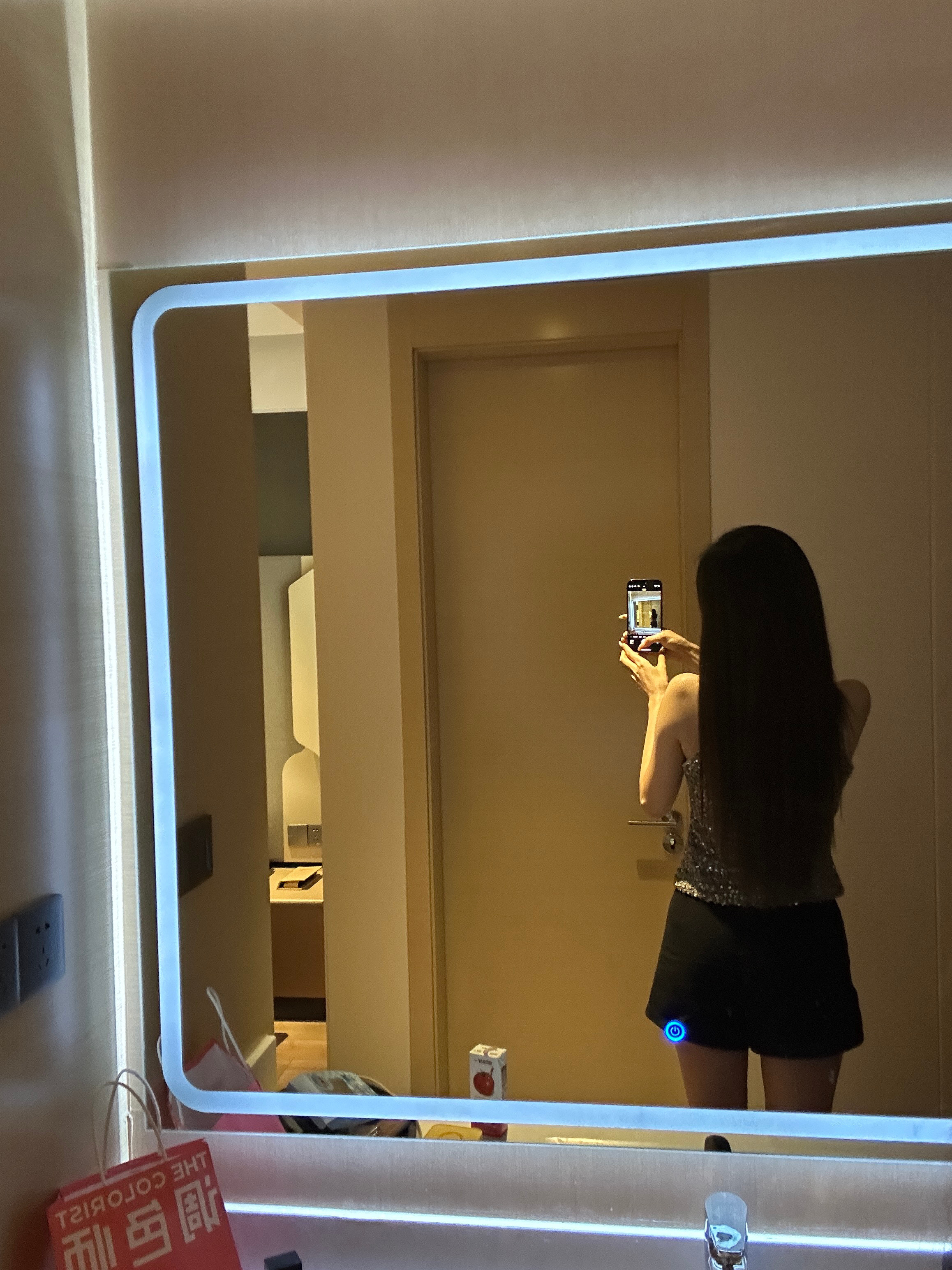 遇到一位女tony，年长的长发T，花了40块钱把我头发拉的像醒图特效一样柔顺[泪