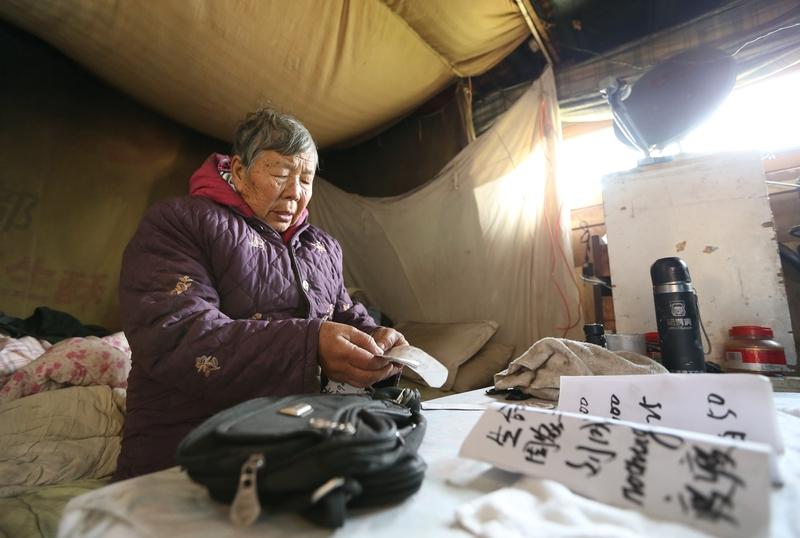 这年头，当儿子的都得会演戏了？蚌埠街头，一大哥蹲地上卖蒜苗，扯着嗓子喊"一块