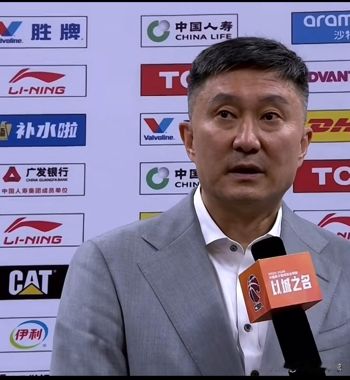 杜锋一改常态率队大胜复仇新疆！3月17日晚间，广东男篮以111比89大胜新疆男