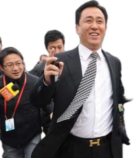 刚才，恒大集团许家印当庭认罪！许总就是牛，能在银行贷了几仟亿外债2万亿真是太