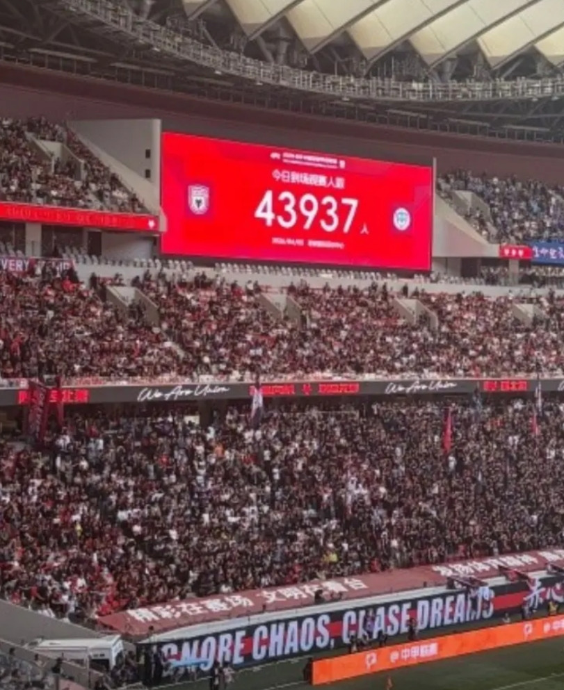 没有对比就没有伤害，国内职业足球的全面发展依然任重道远啊。中超第四轮场均观众人