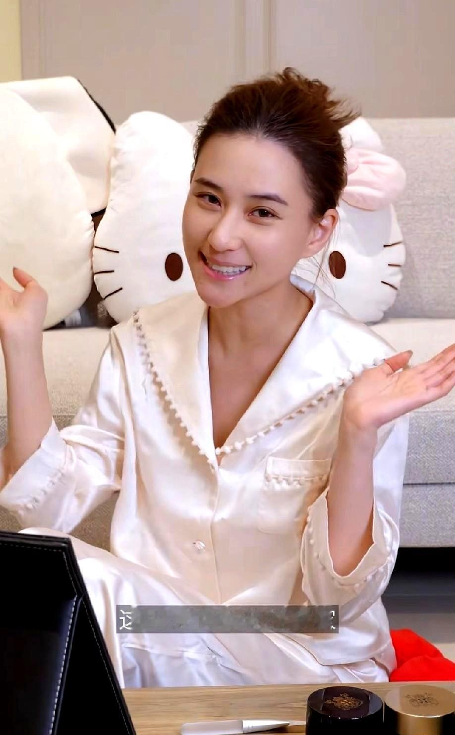 听说是向太那边压力山大，关于“富家女”的视频被隐藏了。何超莲跟她妈妈也不是没格