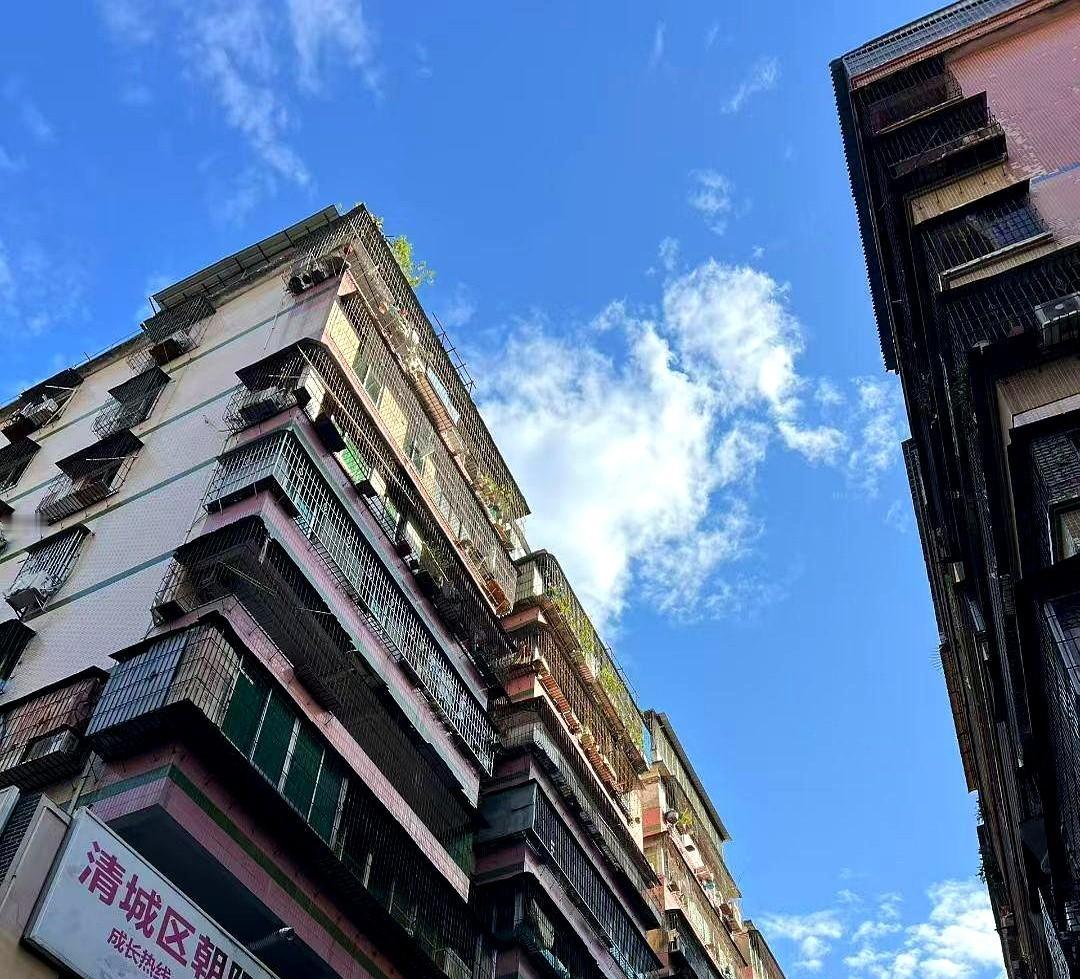 我发现一个现象，男人靠近女人是生理有需求。我那同事天天送吃送喝，把她捧在手心里