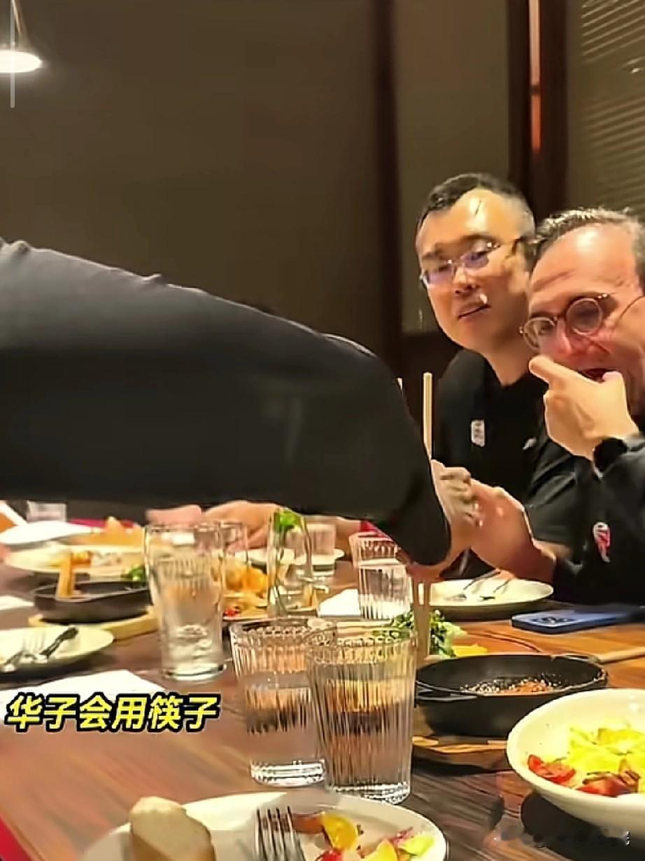 爱德华兹高兴坏了，接到妻子、签了合同、收到礼物！这几天爱德华兹刚到沈阳确实给