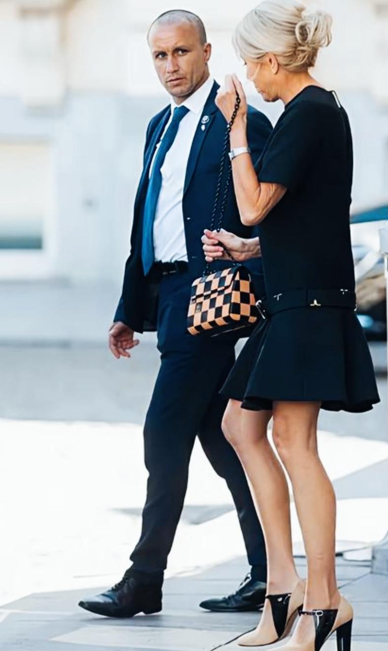 马克龙妻子布丽吉特七十多岁了，还能有这么好的身材啊！如果单纯从身材看的话，是