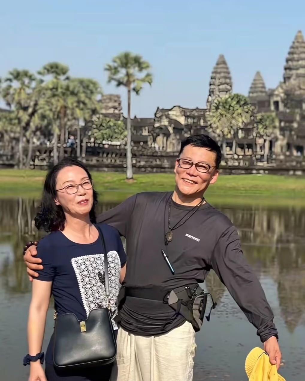 李国庆现在真的好幸福，自从娶了年轻时的白月光后，疯狂晒幸福。近日，老来得闲的