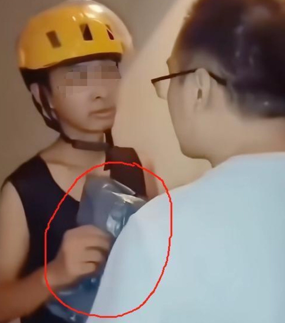 令人后怕！7月26日，嘉兴一小区快递员把业主脖子“抹”了！原因是业主网购狸猫换太