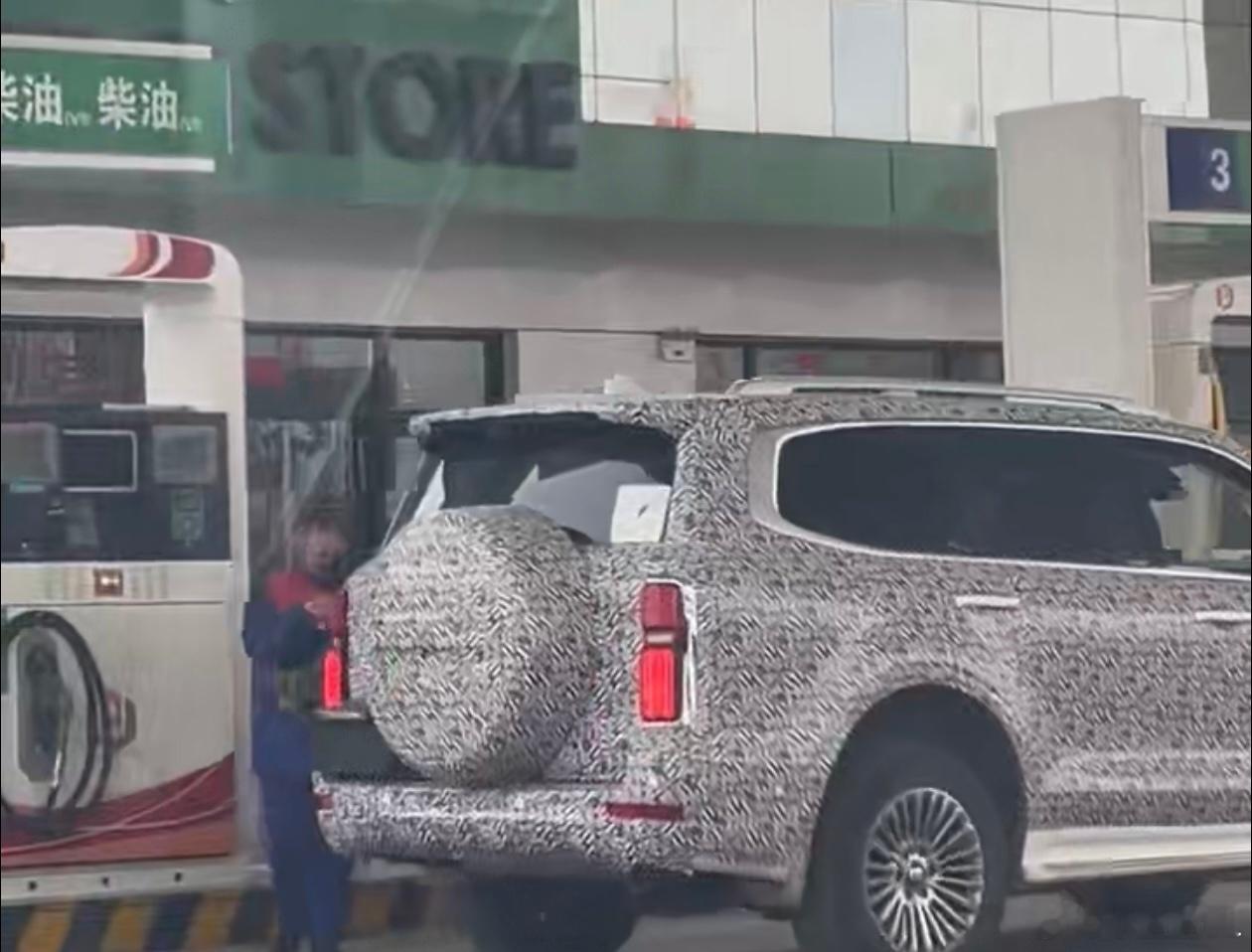 刷到个劲爆的视频…一台伪装过的坦克500，停在柴油加油枪旁边加柴油。并且起步是完