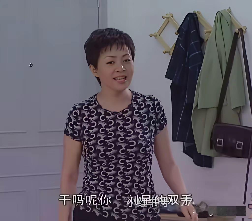 开始有点理解为什么宋丹丹穿一件旧T恤，能把热搜给占了。8月22日晚，那英"
