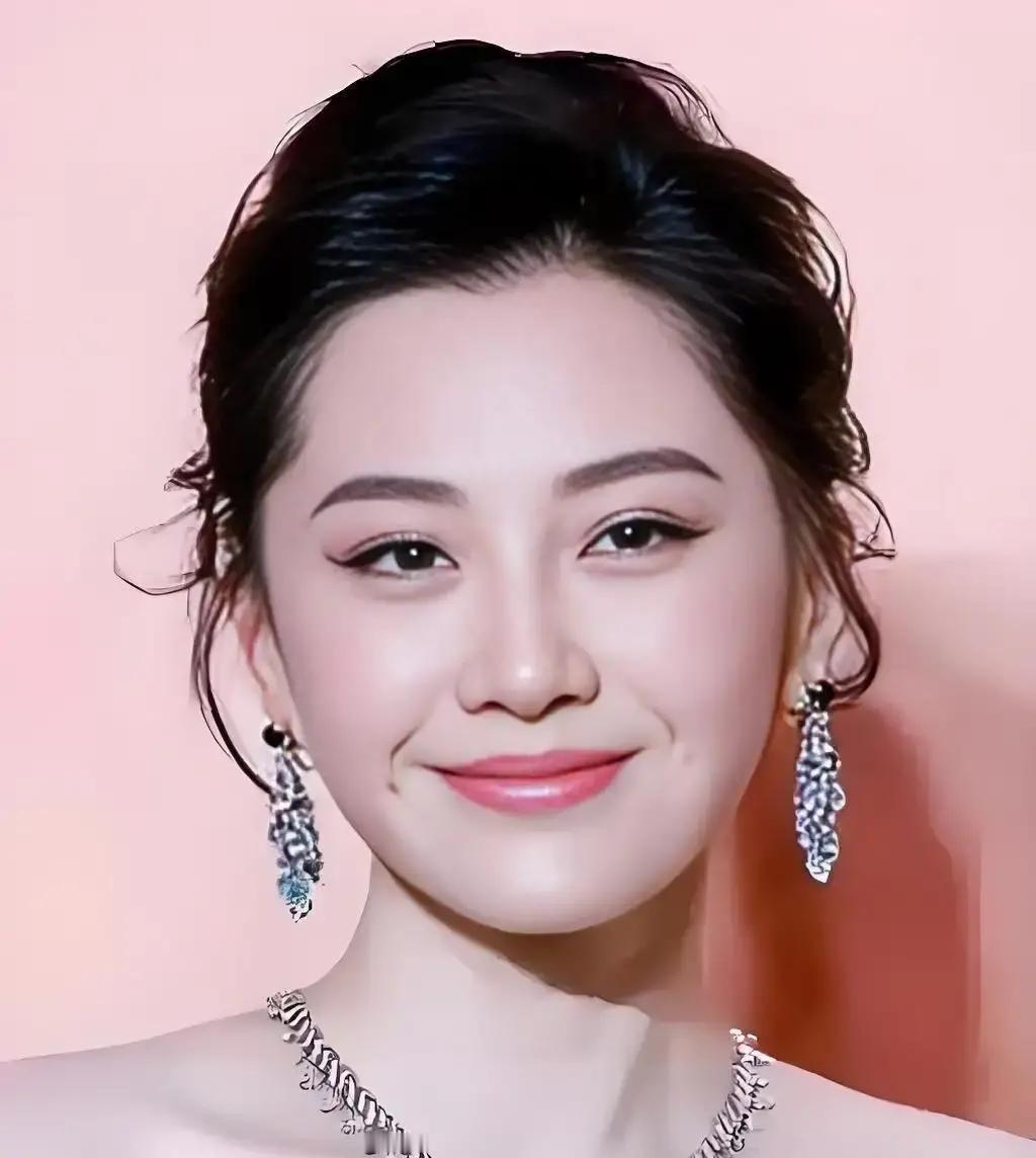 许晴真正厉害的，不是55岁像25岁，而是她早就“背叛”了娱乐圈那套生存逻辑。