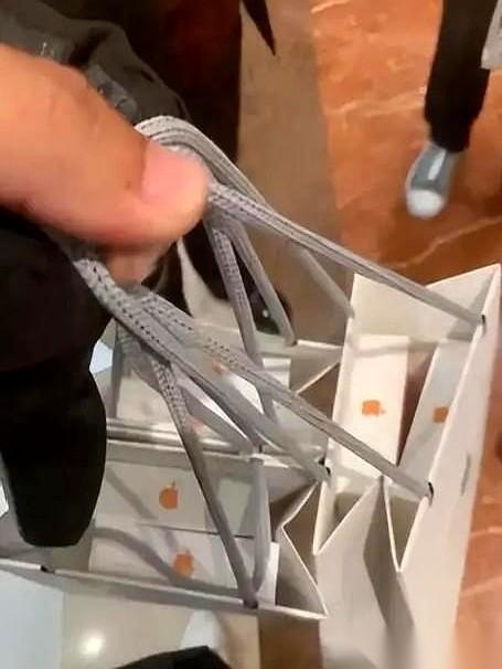 8.3万苹果与一张单程高铁票——谁把骑手逼成“逃犯”？上海街头，一名骑手把六台