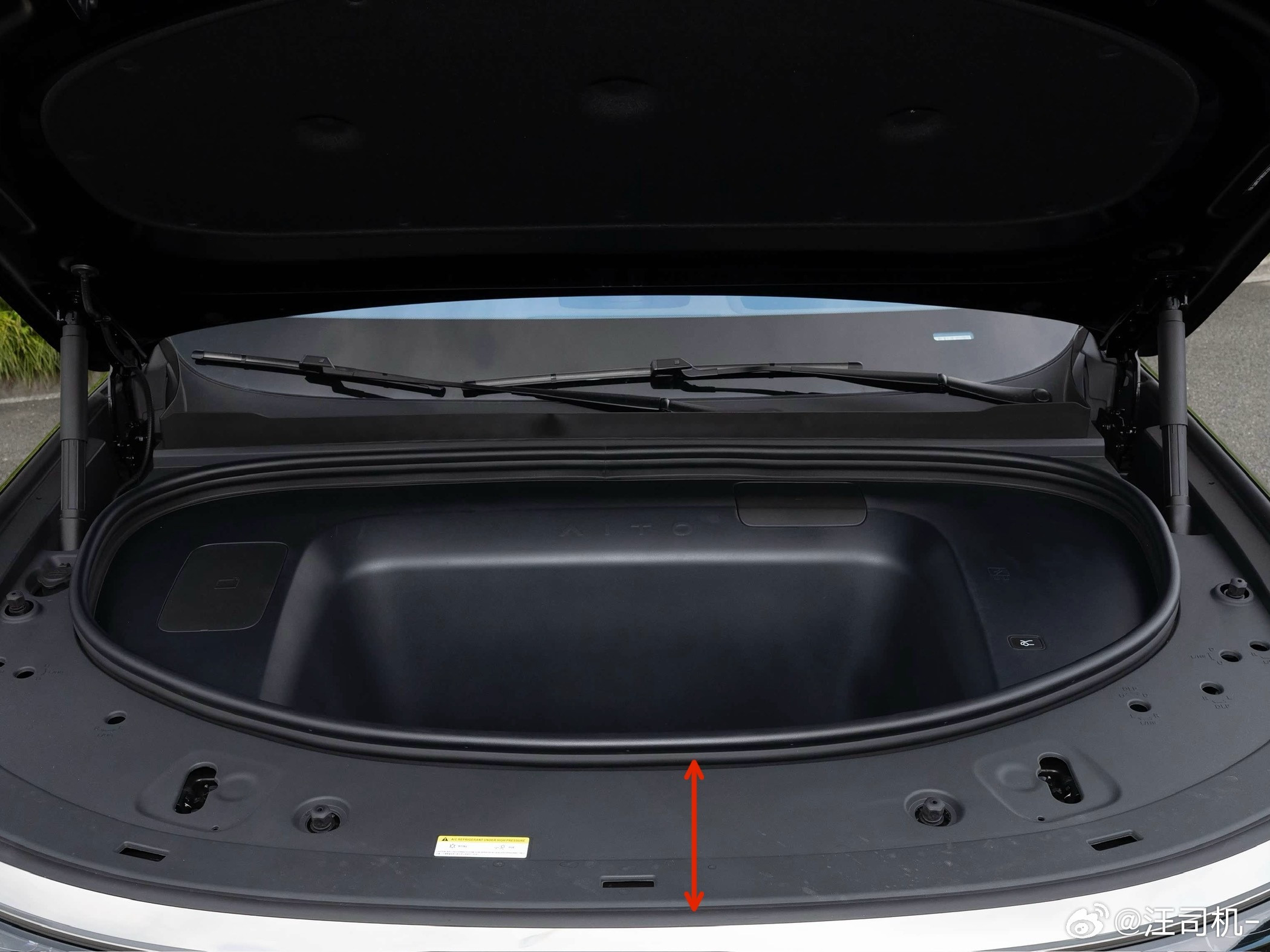 蔚来ES9的前备箱同样不凡。虽然是常规开口，但前备箱与车头前端的距离非常短，不像
