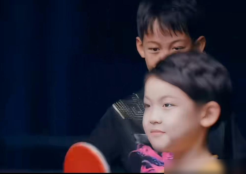 国乒这波代际追星，直接暖炸评论区！王皓8岁的二儿子小海螺，天生带乒乓天赋，