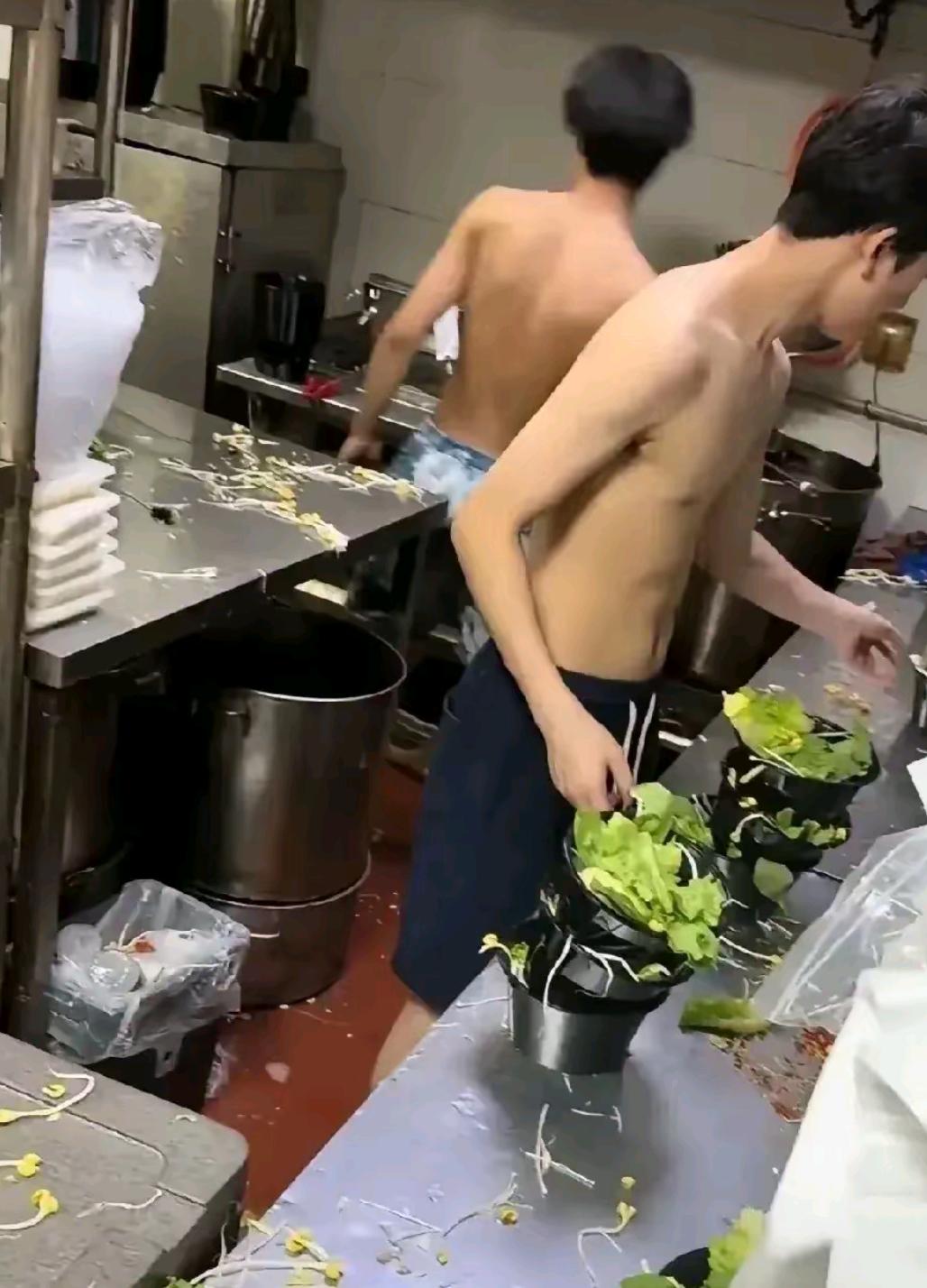 最近上海有个外卖小哥去一家餐馆取餐，等了半天没出餐，他推门进去想催一下，结果被眼