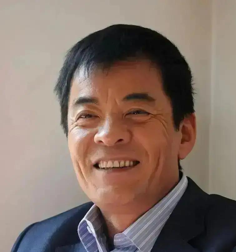 一张借条压箱底30年它现在挂在张丰毅家的客厅，玻璃框里泛黄，落款1994年