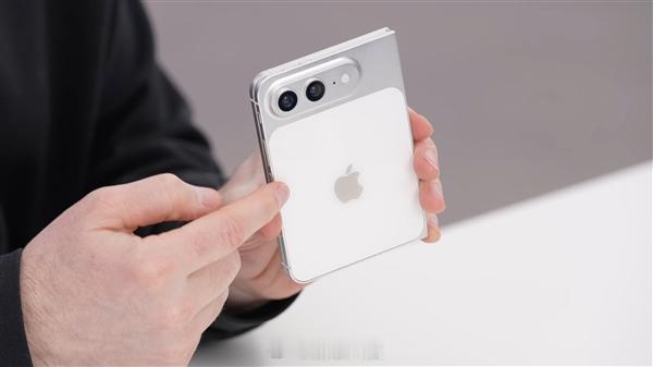 【折叠屏iPhone外观实锤了：史上最贵iPhone降临】据报道，配件厂商iFu
