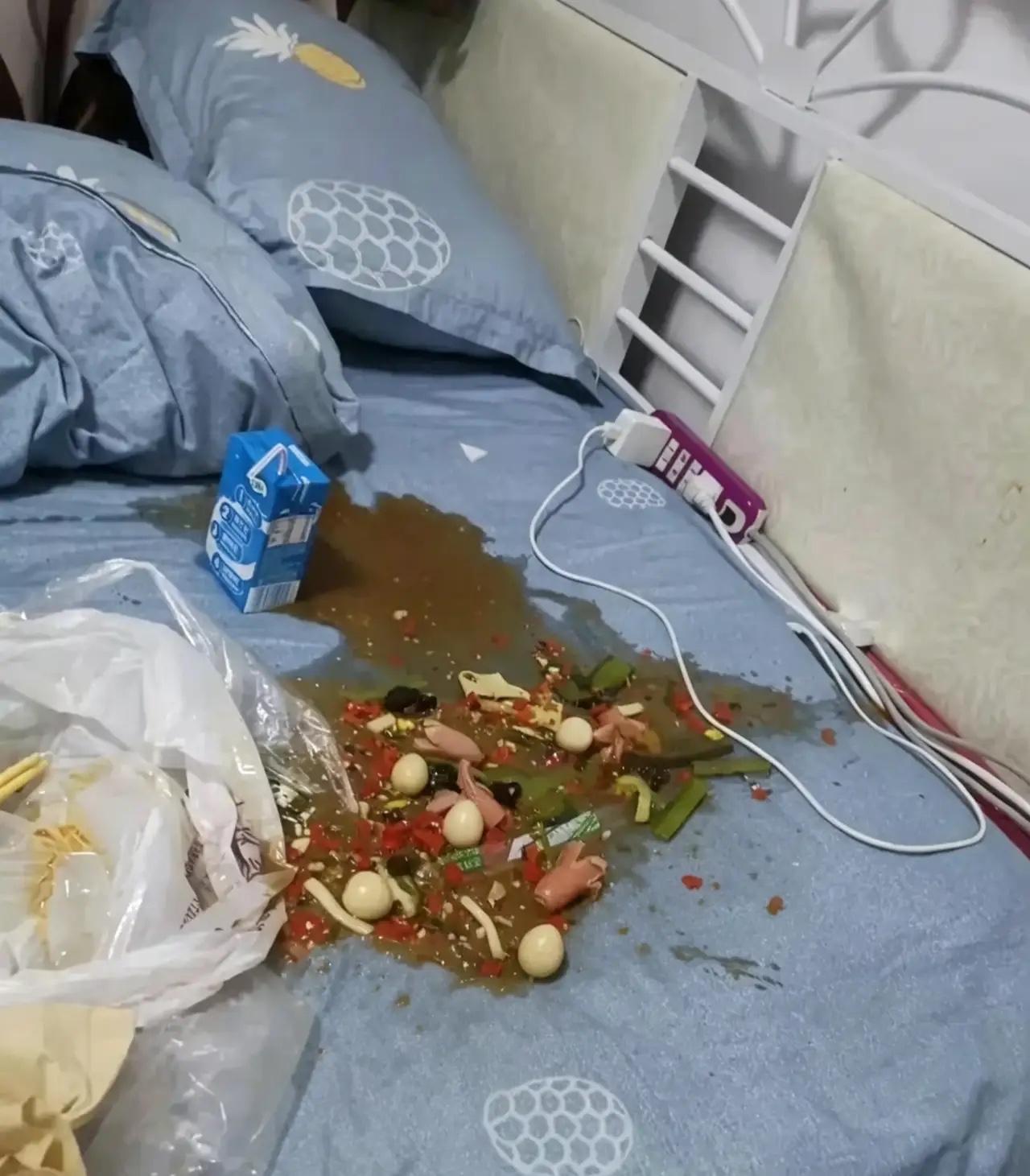 好心收留17岁侄子暂住家中，就因为麻辣烫洒在床上训斥了几句，反倒被亲妈指责心胸狭