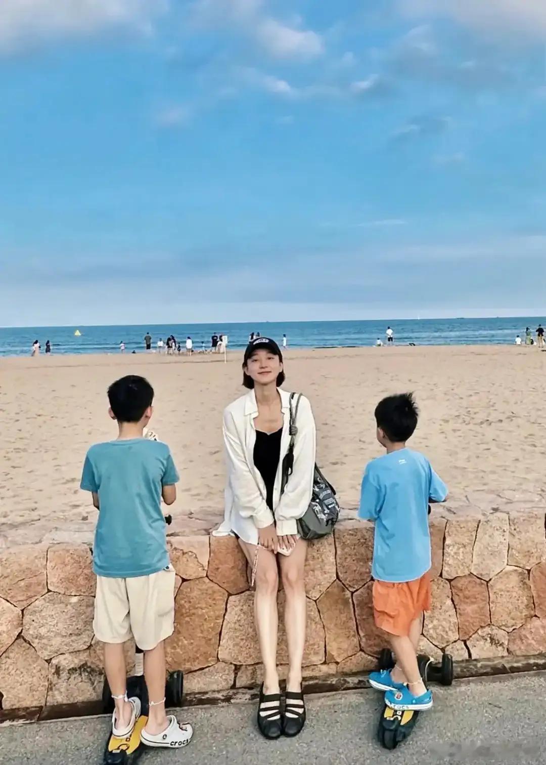 马龙妻子夏露被拍到带两个儿子在阿那亚出游。一身休闲穿搭身形纤细，少女感满满。两个