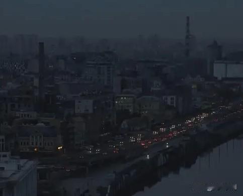 莫斯科迎来最漆黑的冬夜。这不是俄罗斯人在玩低碳生活，更不是莫斯科郊外的烛光晚餐，