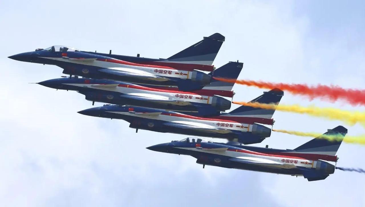 有人说歼－10C过气了，结果2026年开年，七架歼－10C在运油－20A护航下抵