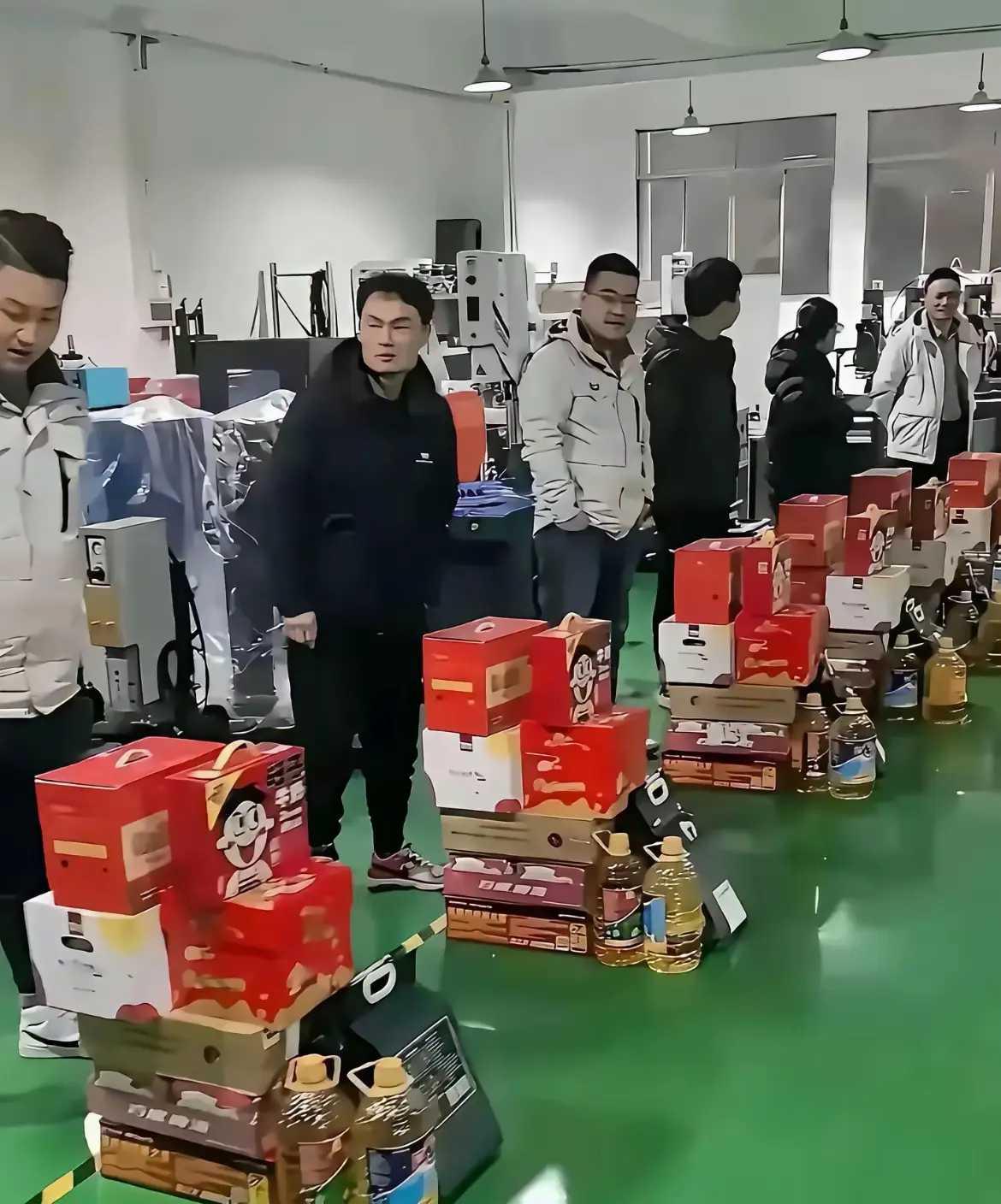 公司给大家发福利了呀，怎么一个个都不笑呢？​​​​