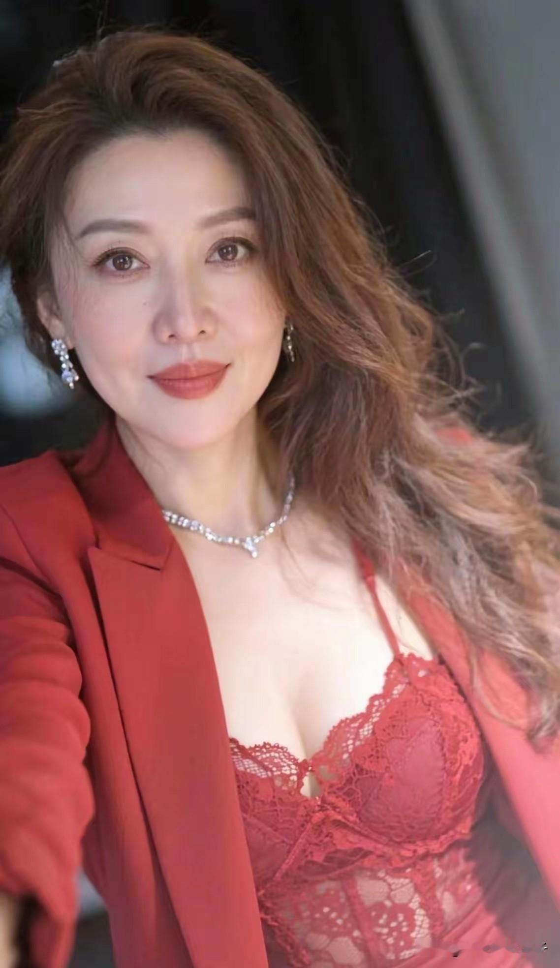 岁月在脸上划过！已经50了，但是这丝毫不影响我们对美的喜爱。