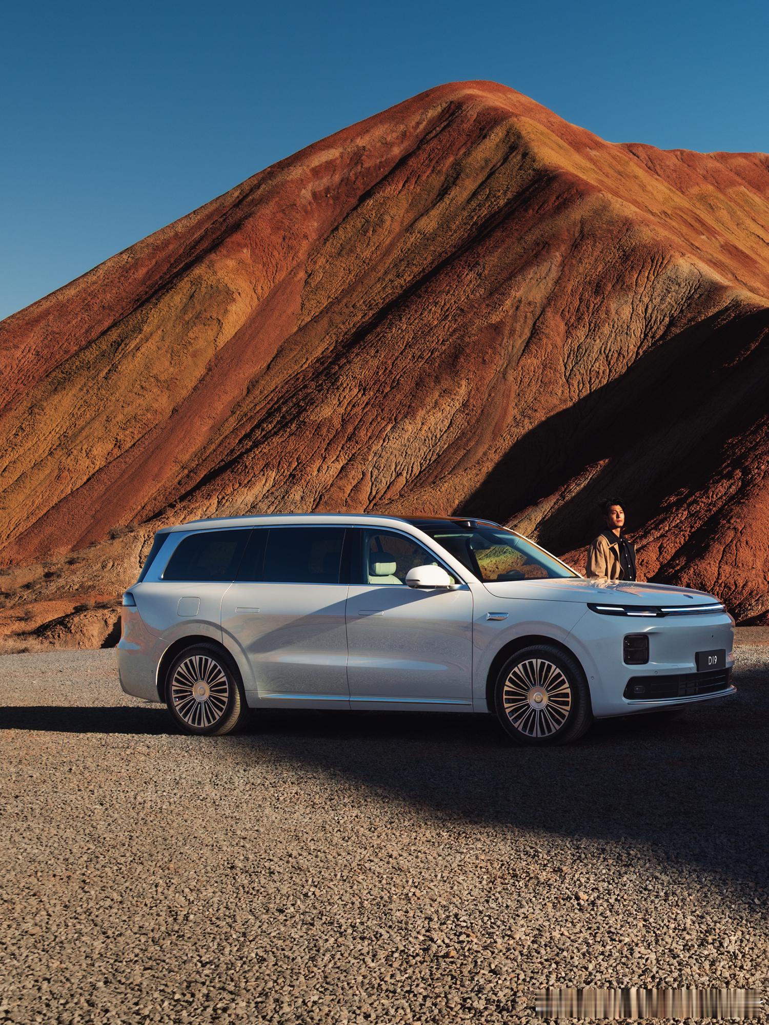 今天零跑十周年，创始人说会介绍未来怎么走。从目前它的产品节奏来看，豪华是未来的一