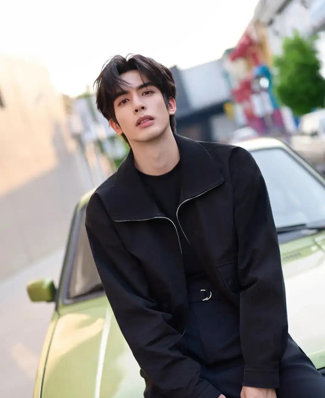 刚刷到《骄阳似我》路透，网友直接破防：这刘海是焊死了吗？从《以家人之名》到