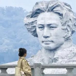 运镜绝了！长沙一男子免费为游客拍摄橘子洲旱地拔葱大片爆火：想拍同款的已排期到5月