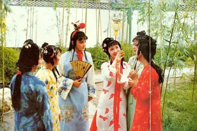 红楼梦中，贾宝玉对女性的评价，可谓太经典了。贾宝玉生在荣国府里，衔着通灵玉落地