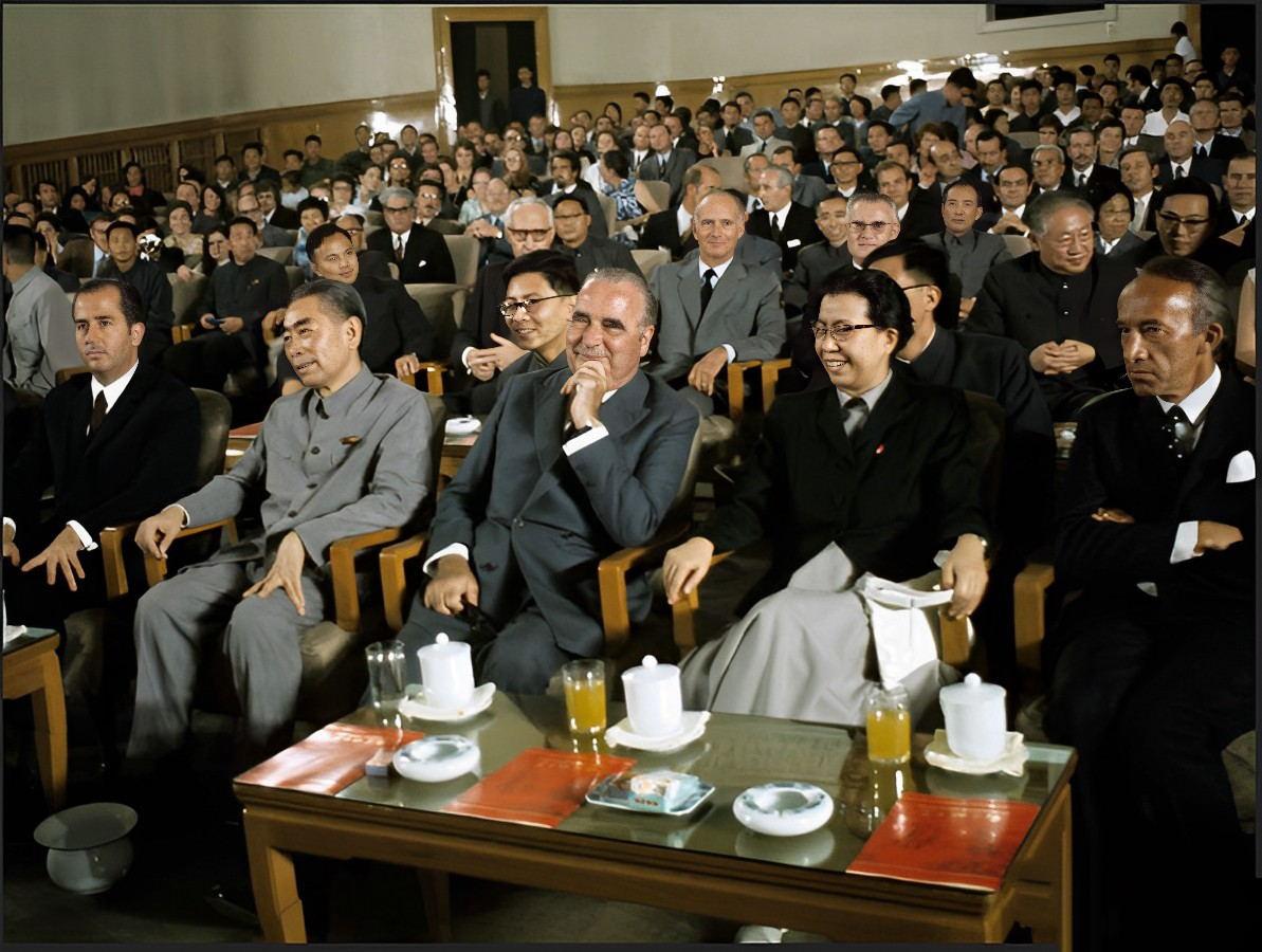 1973年9月，周恩来总理在北京人民大会堂小礼堂陪同法国总统乔治·蓬皮杜观看了一