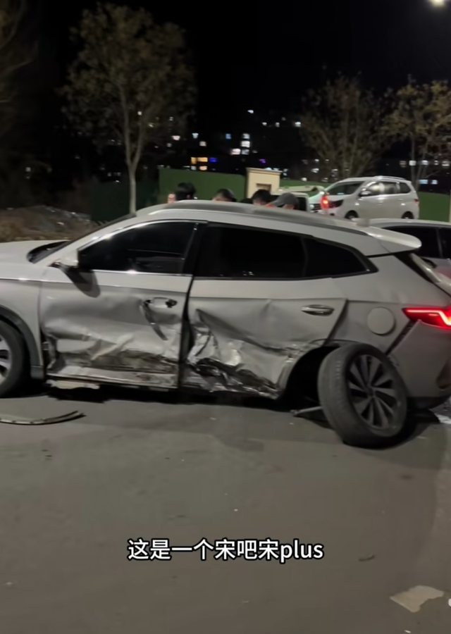 比亚迪宋p与现代悦动碰撞这场车祸属实挺意外的。现代悦动车子大灯破损引擎盖以及翼