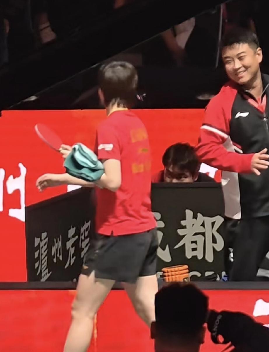 王皓教练还是太喜欢王曼昱了！每次成都混合团体世界杯只要王曼昱担任女单任务，比赛完