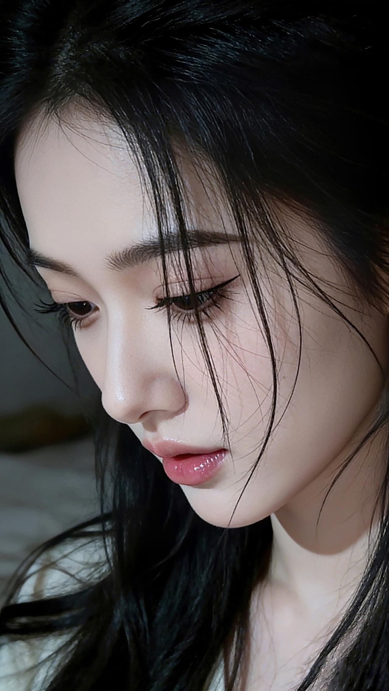 九帧同绘乌发温婉仙。睫若蝶翼眸藏星，粉唇含情似春樱。乌发如瀑垂落肩，鼻梁挺秀衬雪