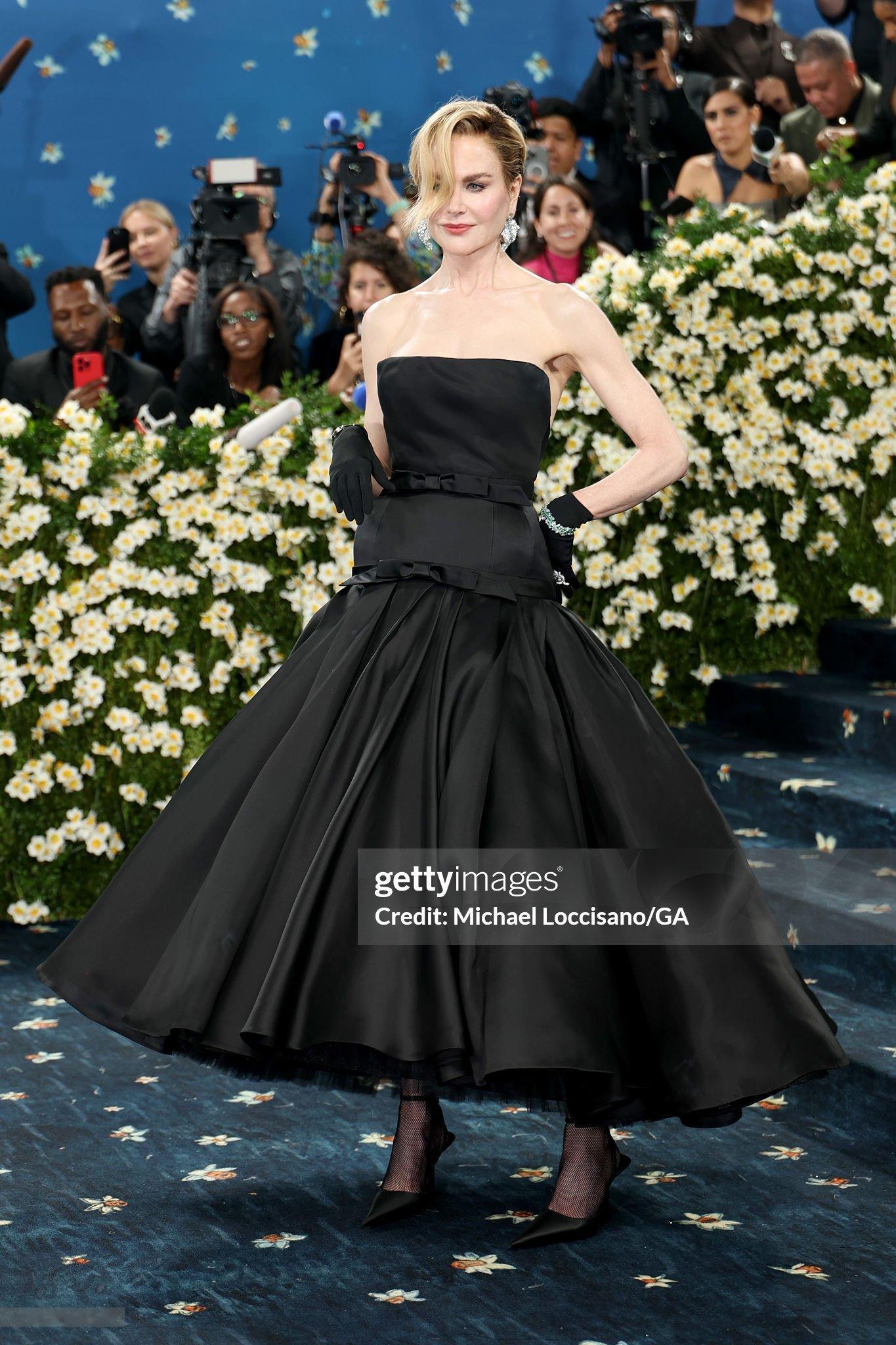 好美的NicoleKidman！来自Balenciaga特别定制裙装的