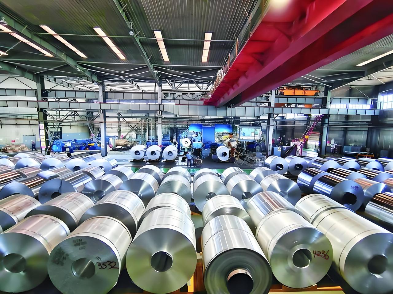 铝业是个真正拼成本的行业，整个铝业的定价权，由从事电解铝这一环节来控制。行业的路