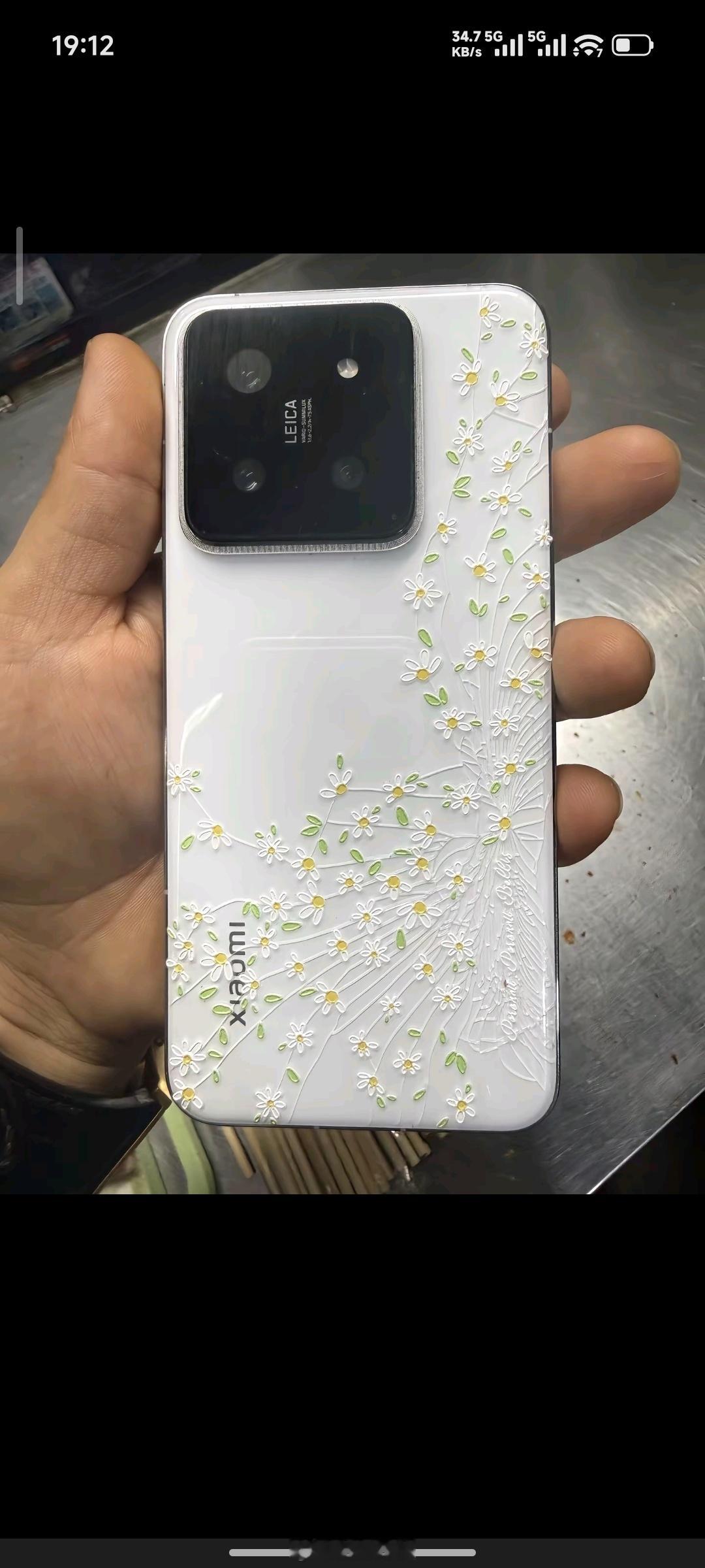 小米手机摔成这样，然后机主给装饰了一下也是很有艺术感了真别说，还真挺好看的女子1