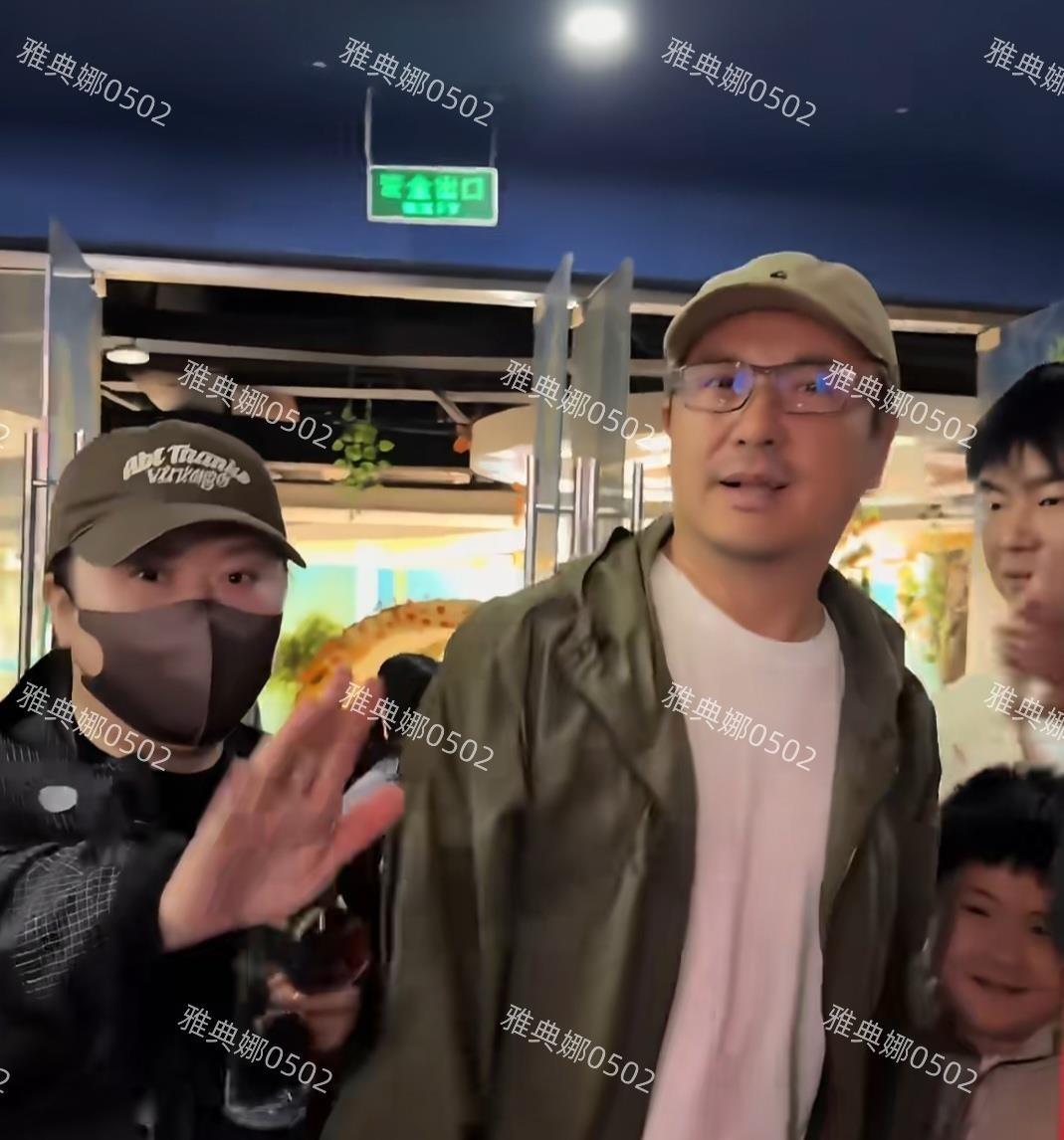 十一假期沈腾带着老婆孩子现身北京欢乐谷，被网友认出来后，他恐高还硬着头皮陪儿子坐