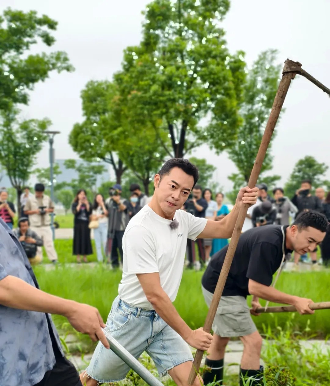演员就是演员，人前不干一件正经事！干活的姿势看着就别愣，沙溢是左撇子吗？使用油锯