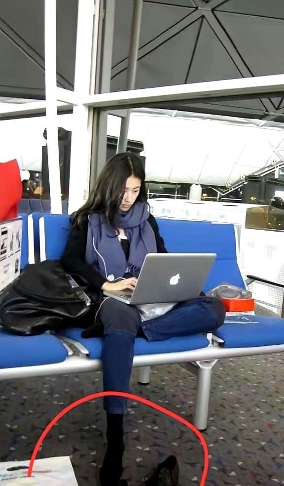 41岁朱珠的卫衣牛仔裤，戳破了多少人的贵妇梦？你以为贵气就是羊绒大衣配缎面