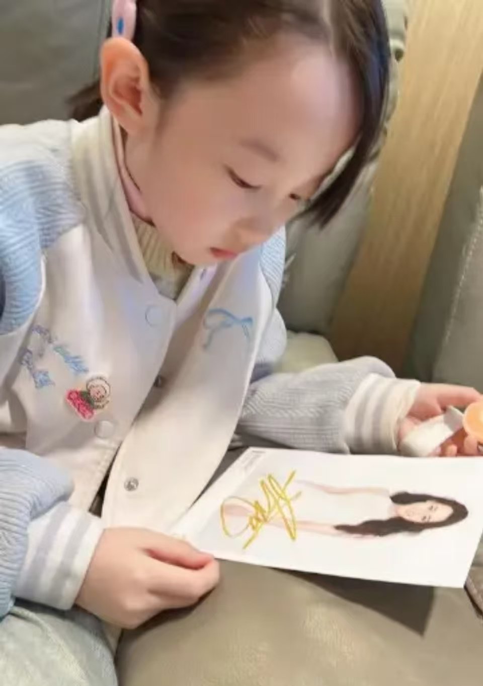 梁小云收到邓妍亲笔签名照利剑玫瑰小演员收到了迪丽热巴签名照利剑玫瑰小演员收到了
