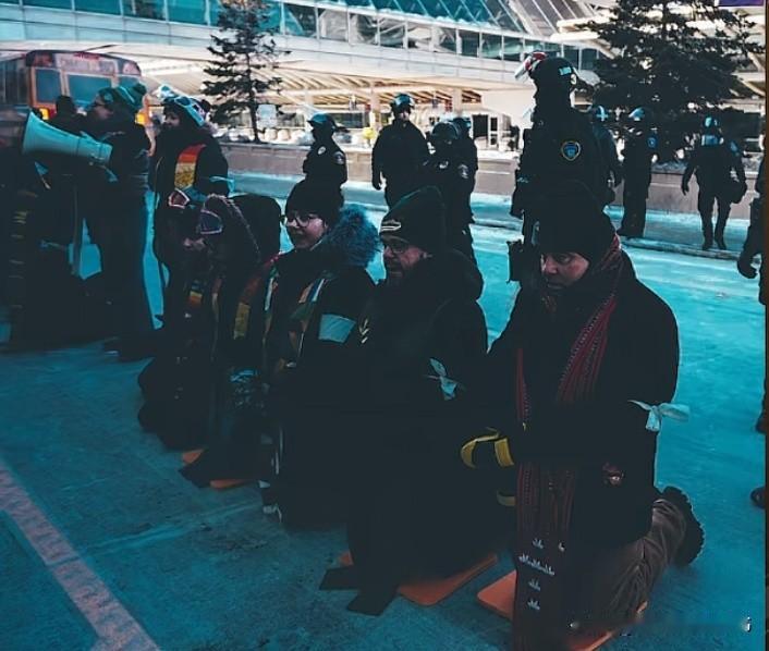 美国人也是要脸的，面对全世界人民调侃的“北美懦夫”，终于升级了初级版本的蜡烛、鲜